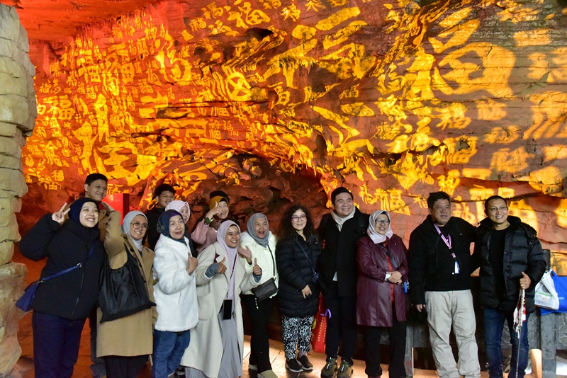 黃龍洞景區(qū)春節(jié)活動精彩啟幕，中外文化交融共譜新春樂章